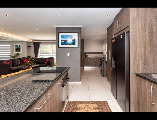 3 BEDROOM HOUSE FOR SALE IN PLATTEKLOOF GLEN